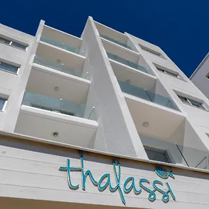 https://costantiana-beach-hotel-apartments-larnaka.hotelsatayianapa.com